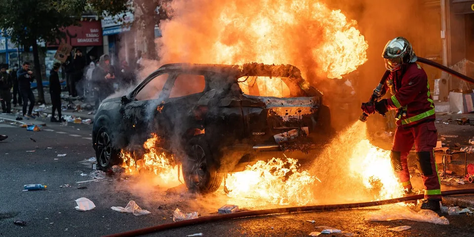 Video shows French Apple store being emptied by looters
