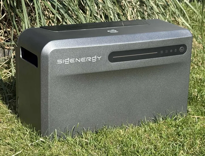 Balcony solar storage system with two backup power outlets: SigenMate 2700 Ultra review